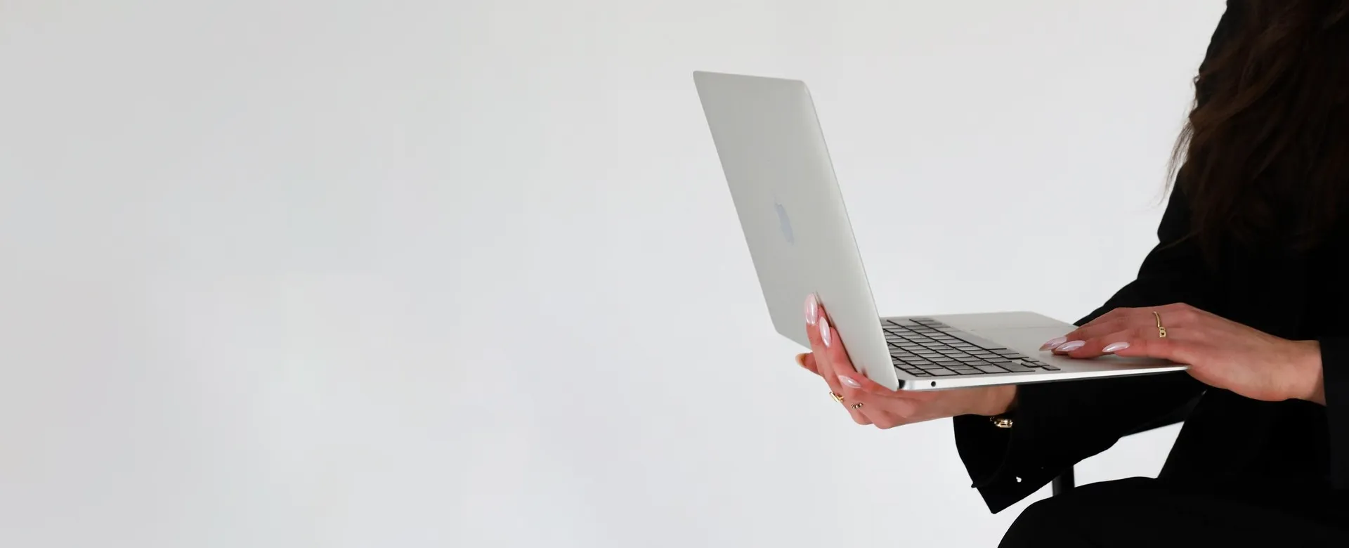 Mulher usando notebook